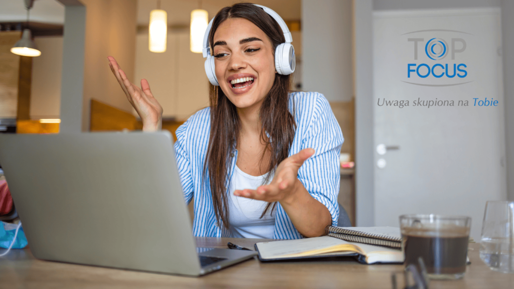 Młoda kobieta uczy się zdalnie na laptopie za pomocą e- learningu.