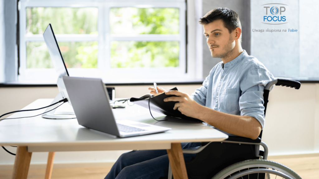 Mężczyzna z niepełnosprawnością pracuję przy laptopie za pomocą technologii asystujących 